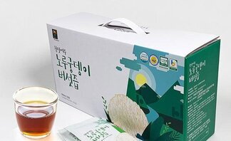 창맛여수 노루궁뎅이 버섯즙 선물 상자와 포장된 즙이 있으며 옆에 유리컵에는 즙을 담겨있고 식품안전관리인증, 유기가공식품 로고가 있다