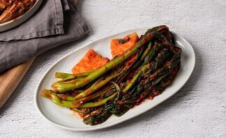 먹기좋게 잘라서 접시에 담은 갓김치 사진