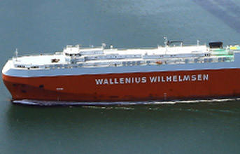 바다에 떠있는 화물선