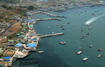 하늘에서 바라본 해안가 주변의 마을전경