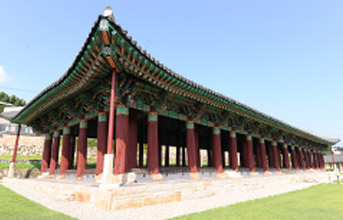 기왓집의 웅장한 기운과 붉은 기둥이 보이는 여수 진남관 전경