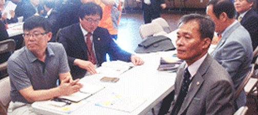 수출절차 교육을 받고 있는 관계자들 모습