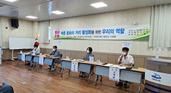 책상을 나란히 앉은 모습