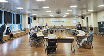 책상을 원으로 둘러 앉아 회의하는 모습