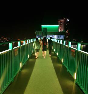 친구들과 케이블카를 탄 후 걸어가는 뒷 모습