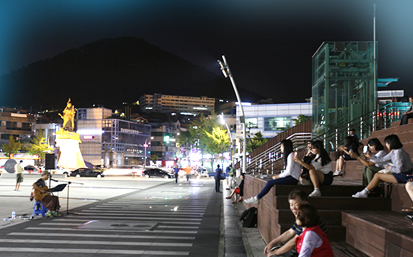 버스킹(거리공연)을 관람하는 시민들