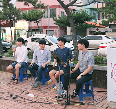 버스킹 공연중인 시민들