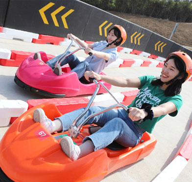 갯벌에서 체험하는 모습