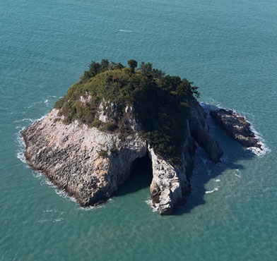 바다가 내려다 보이는 바위에서있는 사람들