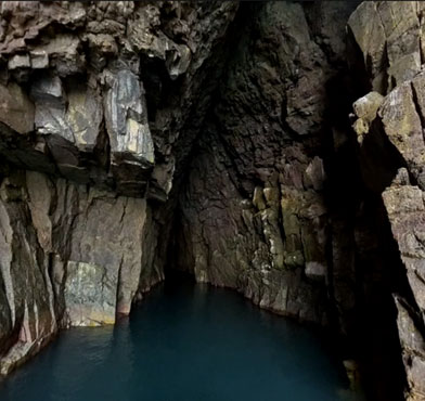 출렁다리와 바닷가 전경