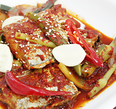 갈치조림이 그릇에 담겨져있는 모습