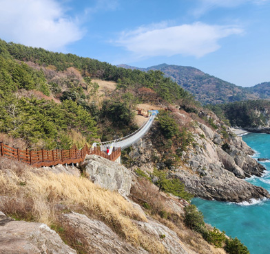 출렁다리와 바닷가 전경