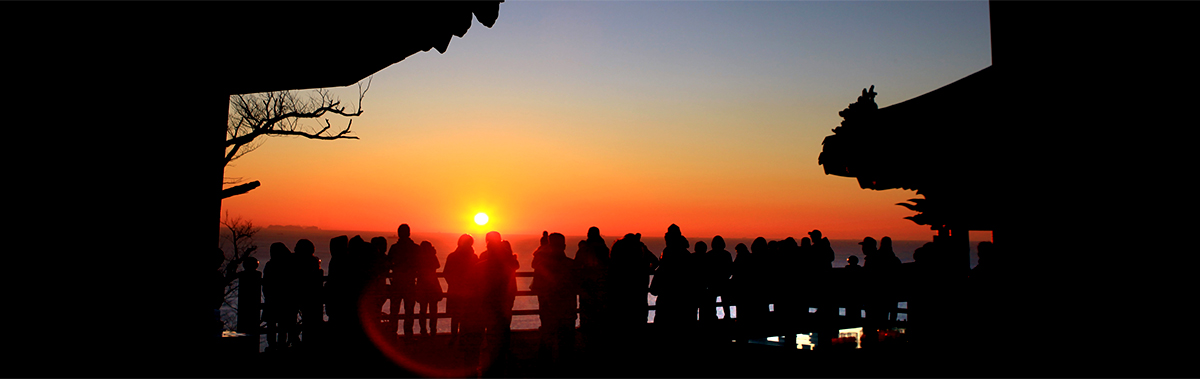 향일암 일출기원한마당 축제- 해돋이를 감상하고 있는 관객들