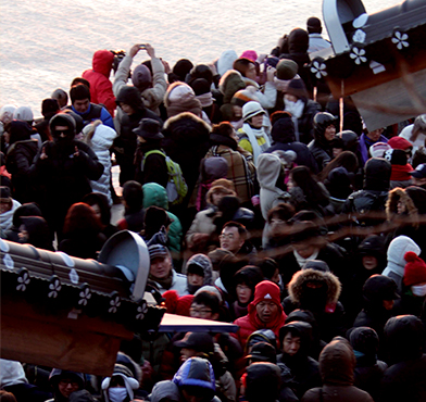 해돋이를 보러온 사람들