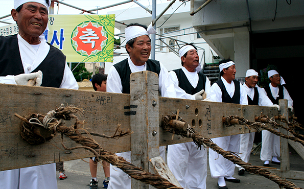거문도 술비를 하고있는 모습