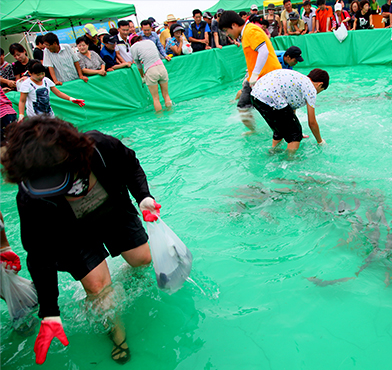 체험하고 있는 모습