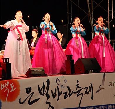 노래자랑을 하고 있는 모습