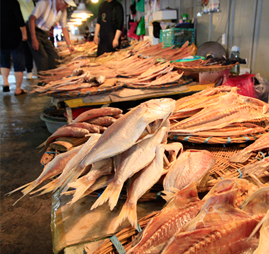 시장 진열대의 반건조생선들