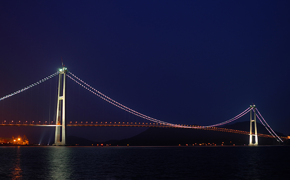 화려한 불빛이 한데 어우러져있는 이순신대교 야경