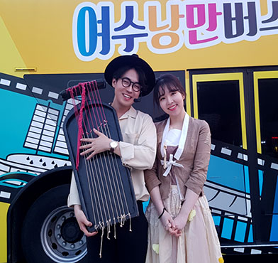 mc 남녀가 사진찍는 모습