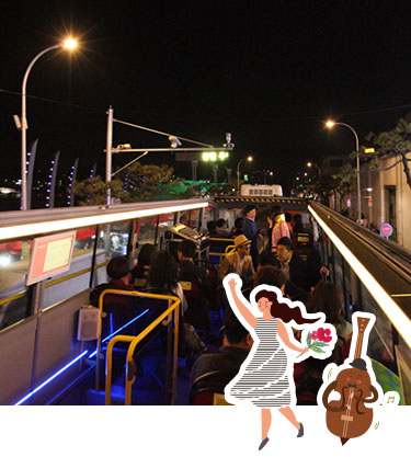 2층버스에서 사람들이 구경하는 모습