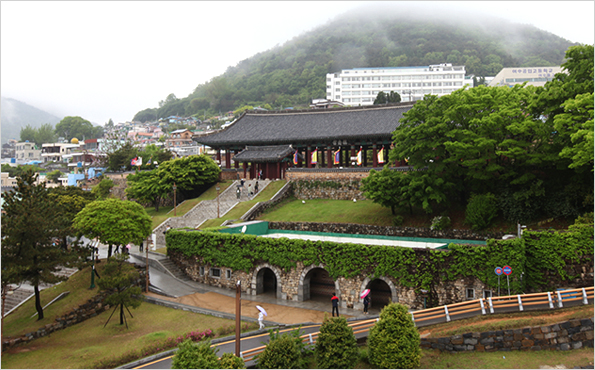 멀리서 본 진남관 전경