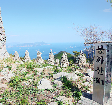 봉화산 정상에서 본 만성리검은모래해변