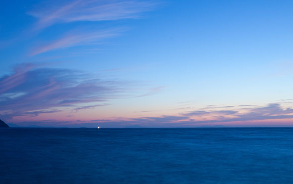 어두워지는 이목 앞바다 전경 