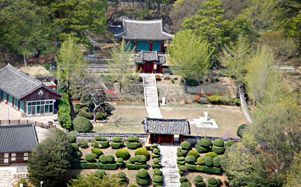 충민사 전경