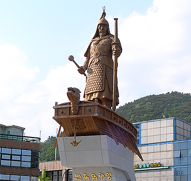 이순신장군이 거북선위에서 바다를 바라보고있는 동상