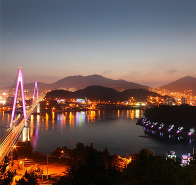 화려한 불빛이 어우러진 돌산대교 야경