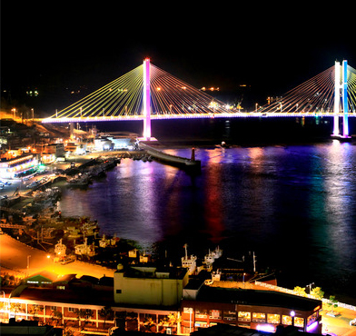 여수밤바다와 항구도시가 어우러져있는 거북선대교 야경
