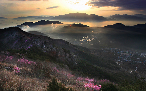 정상에서 노을이 지는 모습