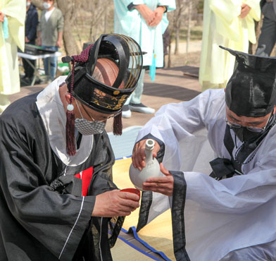 산신제를 진행하고 있는 사진