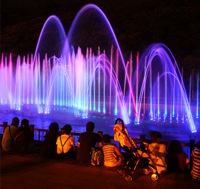 華やかな明かりと人たちが入り交じっている梧桐島音楽噴水