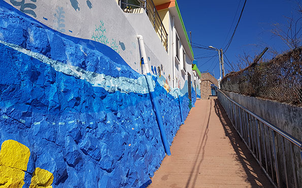 바닷속을 벽에 그려넣음