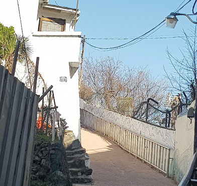 벽화골목 오르막길 벽면에 물결모양의 밑그림이 있다.