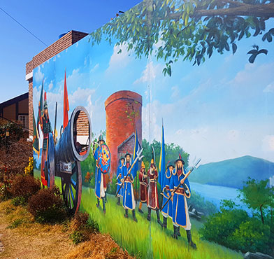 오포대 앞에 있는 병사들과 대포 포토존