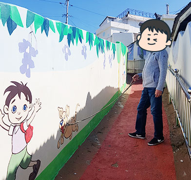 트릭아트 포토존에서 강이지 산책을 시키는 사진