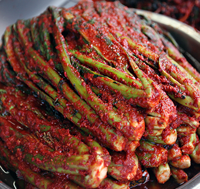 돌산갓김치가 접시에 가지런히 놓여있는 모습