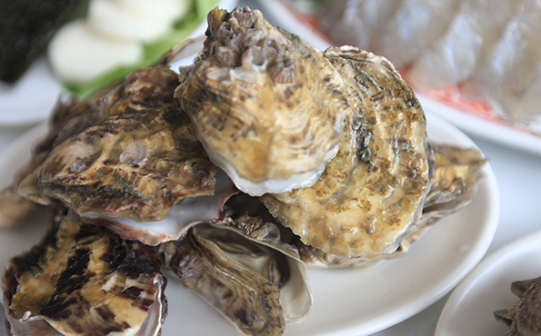 굴구이가 접시에 잘 놓여있는 모습