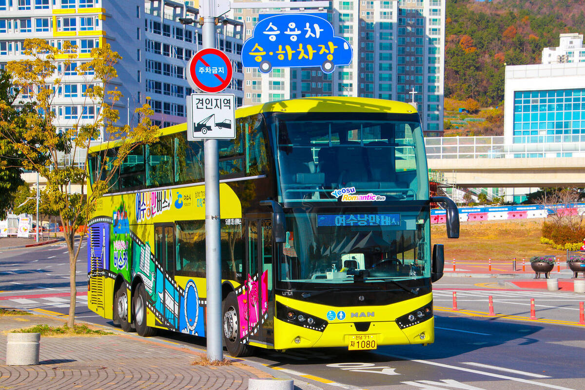 승하차장에 정차되어있는 2층으로된 낭만버스