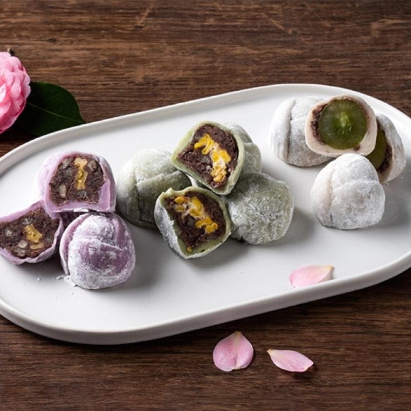 동백봉떡이 먹기 좋게 반으로 잘라 속이 보이게 접시에 담겨있다