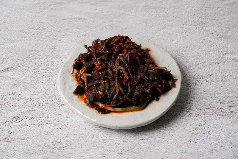 먹기좋게 잘라서 접시에 담은 고들빼기 김치 사진