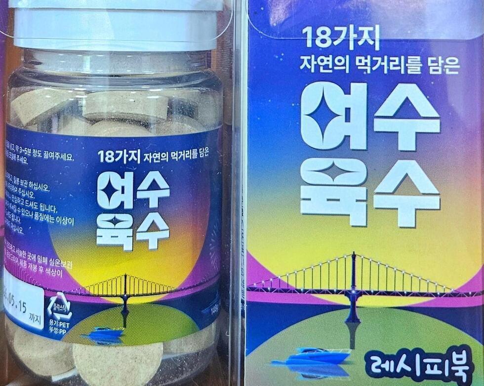 병에 담겨있는 육수제품사진