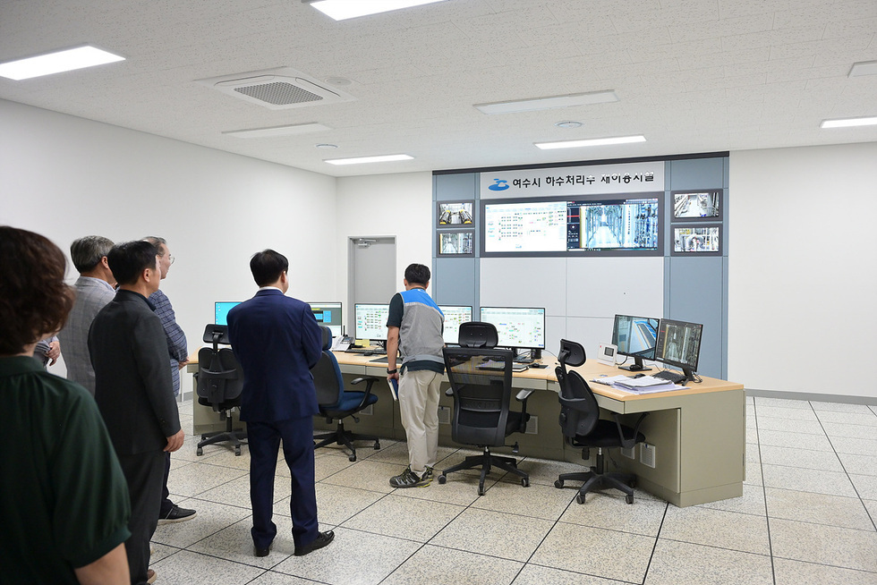 여수시 하수처리수 재이용 시설에서 관계자들이 모니터를 통해 하수 처리 과정을 관찰하고 있는 모습