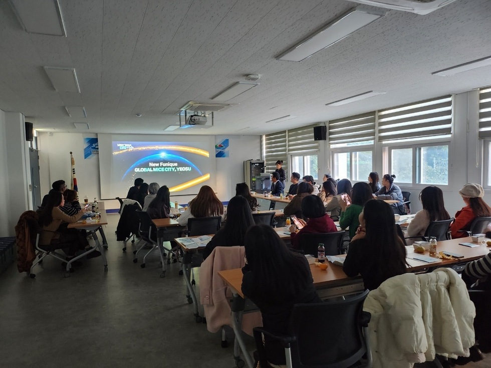 여수에서 아시아 여행사 관계자들을 대상으로 여수 관광과 MICE 유치에 대한 설명회가 진행되고 있는 모습