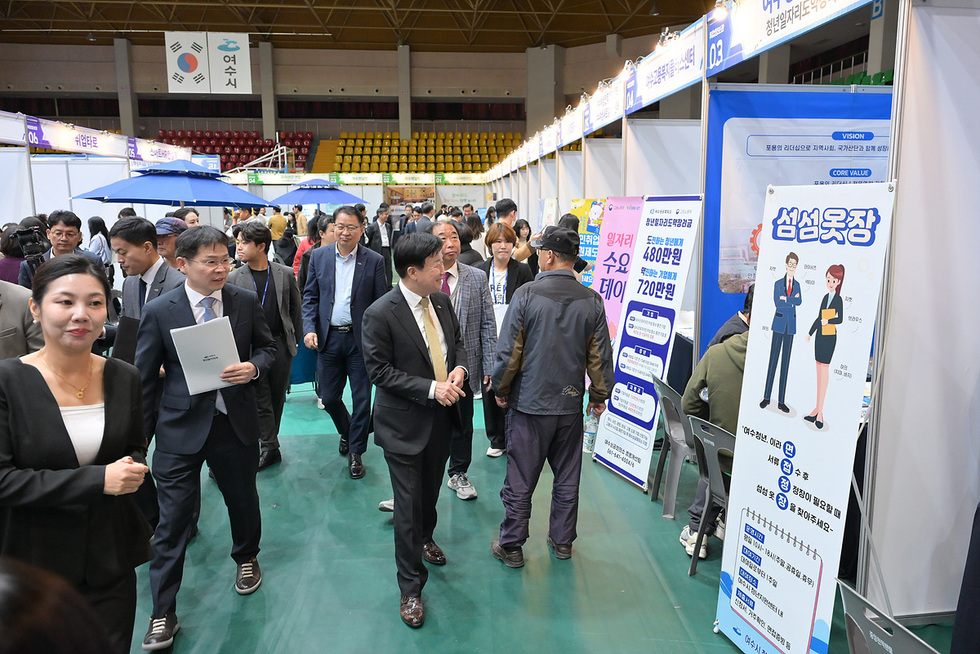 여수시 일자리 박람회에서 관계자들이 기업 부스를 돌아디니며 진행하는 모습