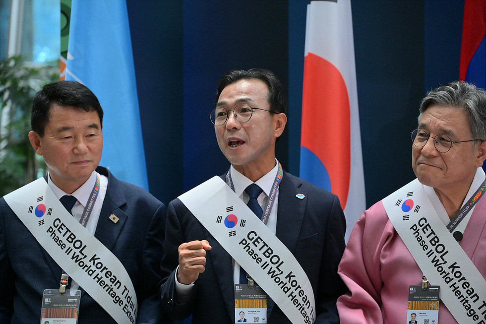 여수시는 제48차 세계유산위원회에 참석해 여자만 여수 갯벌의 유네스코 세계유산 확대 등재 확정을 함께했다.1