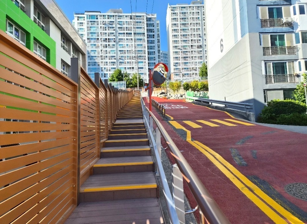 10 여수시, 문수초 통학로 새롭게 정비… 안전한 등하굣길 확보.jpg